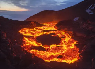 8 krajev na svetu, kjer lahko varno opazuješ lavo The lava lake of a volcanic eruption on Kamchatka