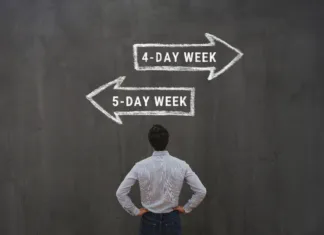 Štiridnevni delovnik: plusi in minusi 4-day work week vs 5 day workweek concept with business man looking at arrows signs, five-day week or four-day, friday off