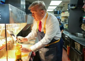 Donald Trump v McDonaldsu stregel krompirček, da bi užalil nasprotnico (#video) Donald Trump
