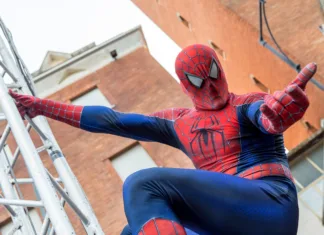 Znanstveniki razvili pajkovo mrežo, kot jo je uporabljal Spider-Man A man cosplaying the famous Marvel comic character, Spiderman during the Carnival Parade along the way of City of Gaeta, Lazio, Italy, February 2019