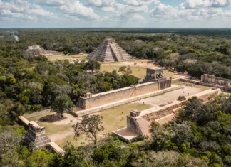 Zakaj najdemo več majevskih ruševin kot v preteklosti? Aerial view of ancient Mayan city Chichen Itza