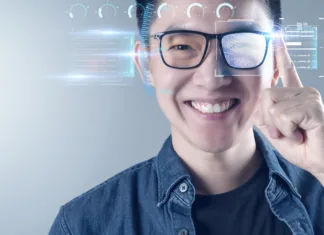 Študenta izdelala pametna očala, ki bi nas morala skrbeti Asian man investor wear hi-tech smart glasses smart gadget technology work from home, business investment graph chart futuristic virtual hologram, finance business report data management technology.