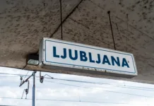 Nove spremembe na železniški postaji Ljubljana, veljale bodo vse do sredine julija Blue and white Ljubljana post in a platform at Ljubljana train station in Slovenia