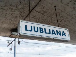 Nove spremembe na železniški postaji Ljubljana, veljale bodo vse do sredine julija Blue and white Ljubljana post in a platform at Ljubljana train station in Slovenia