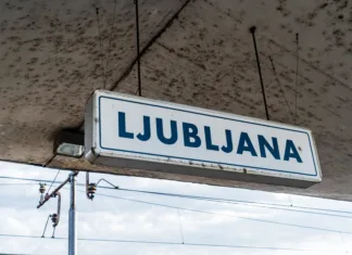 Koliko časa bo trajala nadgradnja ljubljanske železniške postaje Blue and white Ljubljana post in a platform at Ljubljana train station in Slovenia