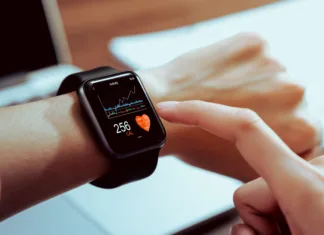 Slabosti pametnih ur, zaradi katerih jih ni vredno nositi Close up of hand touching smartwatch with health app on the screen, gadget for fitness active lifestyle.