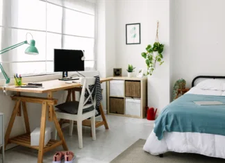 Kako poceni ogreti študentsko sobo? Cozy interior teenage person room with bed and desk