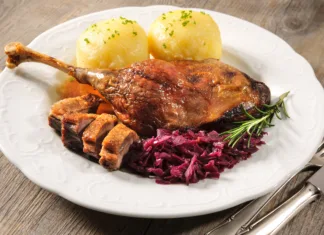 Študent kuha: Kako pripraviti martinovo pojedino? Crusty goose leg with braised red cabbage and dumplings