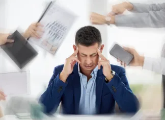 5 dnevnih navad, ki bodo izboljšale tvojo produktivnost in zmanjšale stres Hands with paperwork, headache or stressed businessman working with problem or bad mental health. Blurry migraine, anxiety or frustrated worker overworked, tired or exhausted with documents deadlines