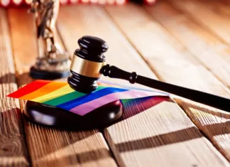Bo Poljska končno legalizirala istospolne partnerske zveze? Judge wooden mallet - symbol of law and justice with lgbt rainbow colours flag. Lgbt rights and law
