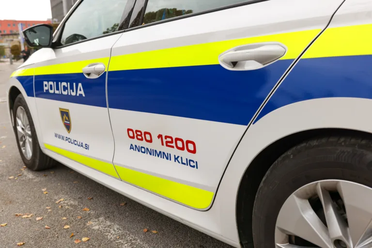 Policisti pred prazniki zaposleni: 130 prometnih nesreč, 106 kaznivih dejanj