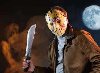 Najboljši študentski slasherji man in maniac movie hockey mask and machete in halloween costume on friday