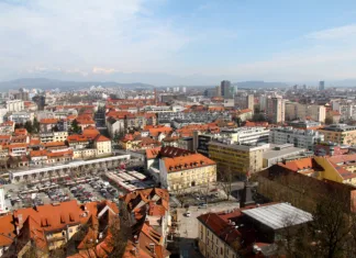 Zaradi nizkih obrestnih mer stanovanja še dražja Overlooking the city of Ljubljana, Slovenia from Ljubljana Castle.