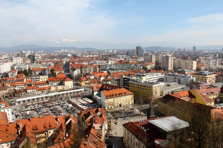 Zaradi nizkih obrestnih mer stanovanja še dražja