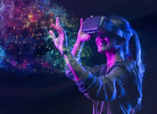 Kako virtualno resničnost uporabljajo medicina, psihologija, arhitektura in druge veje People with VR grasses playing virtual reality game. Future digital technology and 3D virtual reality simulation modern futuristic lifestyle