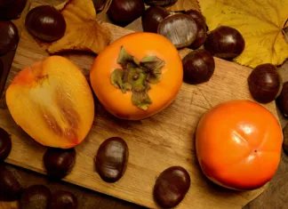 Prefinjena sladica za martinovo, ki bo navdušila vaše goste Persimmons and chestnuts on a cutting board