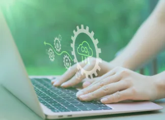 Pomemben preboj v elektrokemiji Reduce CO2 emission concept. Woman using laptop for working technology Net zero and Carbon neutrality, green business and development based on renewable energy. global warming, global climate change,