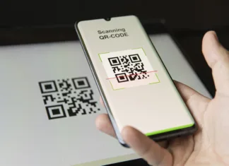 Zakaj je QR kode težko prebrati? Scanning QR code with mobile smart phone. all the graphics on the screen are made up. checking the qr code on the mobile phone.