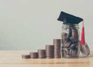 Zaradi velikega zanimanja je število štipendij naraslo za 200 odstotkov Scholarship money concept. Coins in jar with money stack step growing growth saving money investment
