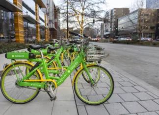 Zakaj se je zaradi mikromobilnosti povečalo število nesreč in poškodb? Seattle, Washington USA - Dec 2, 2019: Lime Electric Bikes Parked in South Lake Union