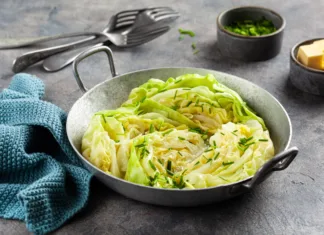 Zdravilne lastnosti zelja stewed steamed cabbage with butter, healthy vegetarian food