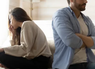 7 stvari, ki jih najpogosteje počnemo narobe v zvezi Stressed young married couple sitting separately on different sides of sofa, ignoring each other after quarrel. Offended spouses do not talk communicate, feeling depressed disappointed after argue.