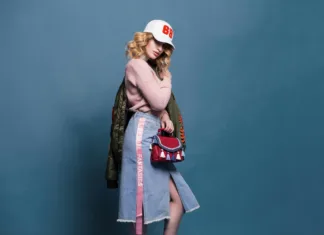 Superge, idealne za potovanja, izbrale pa so jih tudi zvezdnice Dekle v jeans krilu, roza jopiču in baseball kapi