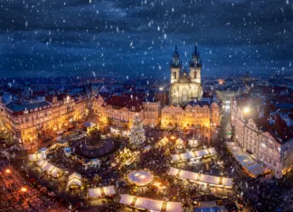 Božični sejmi 2024: Kdaj evropska mesta odprejo svoje sejme? View of the old town square of Prague, Czech Republic, during winter time with the traditional Christmas Market under snow