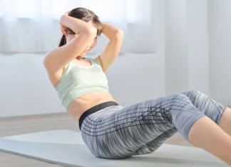 5 napak zaradi katerih tvoje trebušne mišice ne bodo vidne Woman training her abdominal muscles with crunches