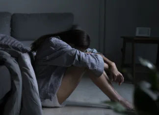 Bolj depresivni ali bolj odprti za pogovor o mentalnem zdravju? Young Asian woman in bedroom feeling sad tired and worried suffering depression in mental health