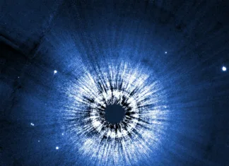 Teleskopa Hubble in Webb navdušila s fotografijo »diska prahu« Hubble s fotografijo diska prahu