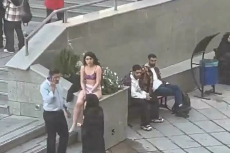 Kaj bo s študentko, ki se je v Iranu protestno slekla?
