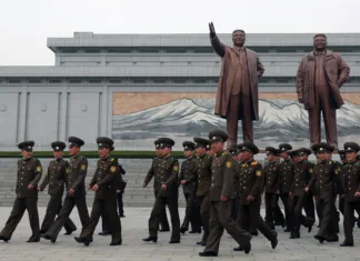 V Rusiji več kot deset tisoč severnokorejskih vojakov April 13, 2018. Mansudae Grand Monument, Pyongyang, North Korea.
Soldiers visiting the huge statues of North Korean leaders.
Kim Il-Sung and Kim Jong-Il have special posters and monuments in different parts of the city. The most important of these monuments is the giant sculptures of North Korea's founding leader Kim Il-Sung and his son Kim Jong-Il. All tourists who come to visit the country have to come here and show their respects.