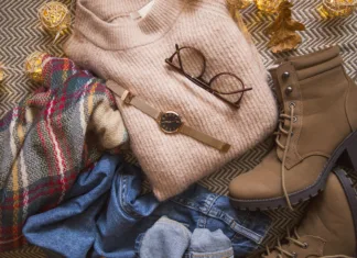 Napake, ki jih vsi počnemo pri osebnem stilu in oblačenju Autumn clothing outfit with sweater, jeans and boots, top view of fall/winter season outfit idea with glasses and watch accessory