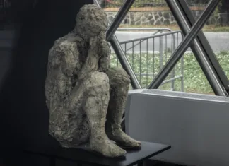 Nova DNK raziskava prinesla resnico o prebivalcih Pompejev Body shapes of victims after the Mount Vesuvius eruption, Pompeii, Italy. The Citizens of Pompeii Fossilized by Volcanic Ash. Fossilized remains of the people of Pompeii who died from the eruption of Mount Vesuvius on August 24, 79.