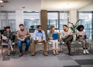 So ukrepi na trgu dela neučinkoviti pri zaposlovanju Romov? Business people waiting for job interview