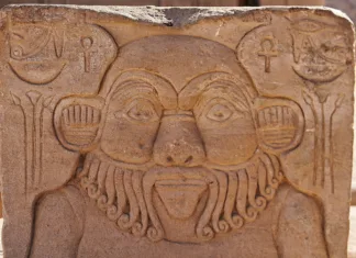 Vrčki skrivali veliko skrivnost o Starem Egiptu Detailed stone carving of the Egyptian God Bes,protector of households in the courtyard of the Temple of Isis at Philae Island on Lake Nasser,built by Nectanebo and Ptolemy Pharoahs near Aswan,Egypt