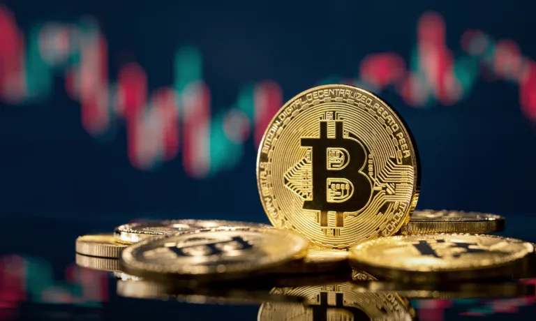 Rekordna vrednost bitcoina, krivec pa Trump