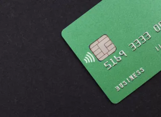Kaj je IBAN številka in kako jo najti? Green credit card on dark background