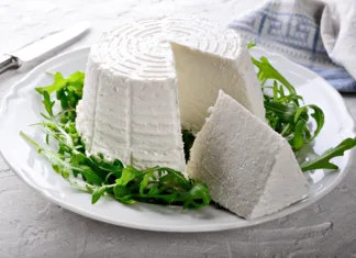 Kaj je rikota in kako jo narediti doma Italian dairy product made with fresh cow, sheep, goat or buffalo milk.