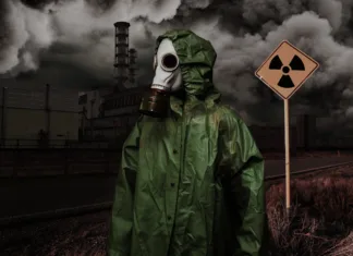 Navalni o kemičnem orožju: na misel pridejo Morakvarji in Nazgûl Man in gas mask and cloak of chemical protection on abandoned road in front of Nuclear station. Nuclear pollution concept