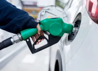 Če ste tankali včeraj, ste storili napako: Nove cene naftnih derivatov Man Refill and filling Oil Gas Fuel at station. Gas station - refueling. To fill the machine with fuel. Car fill with gasoline at a gas station. Gas station pump.