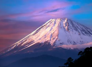 Kako dolgo je gora Fudži brez snega? Padel je nov rekord Natural beauties of Japan's Mount Fuji and Lake Yamanakako