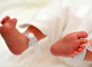 Po skoraj 60 letih izvedeli, da so ju zamenjali ob rojstvu Newborn baby feet with identification bracelet tag name.