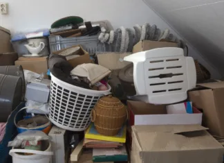 Koliko predmetov ima povprečen človek? Številka je srhljiva! Pile of junk in a house, hoarder room pile of household equipment needs clearing out storage