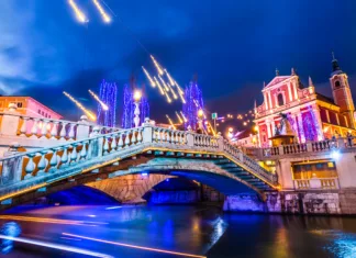 Prižigi lučk po Sloveniji 2024: Vsi datumi in kraji na enem mestu Romantic Ljubljana's city center decorated for Christmas time. River Ljubljanica, Triple Bridge (Tromostovje) and Preseren's square; Ljubljana, Slovenia, Europe.