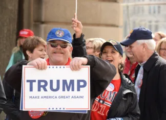 Bitka spolov po ameriških volitvah: »Tvoje telo, moja izbira.« Saint Louis, MO, USA - March 11, 2016: Donald Trump supporter holds sign outside the Peabody Opera House in Downtown Saint Louis