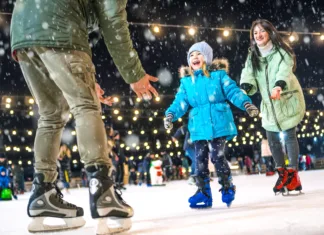 Kdaj slovenska mesta odpirajo drsališča? Vsi datumi na enem mestu Skating rink. Happy family on the ice rink. Mom and dad teach daughter to skate.