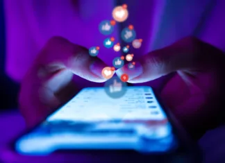 Tvoj telefon te nadzoruje: Kako se zaščititi pred sledilnimi aplikacijami? Social media,Social, media, Marketing, Engagement, Post - Structure,