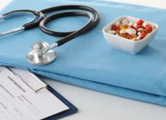 Medrol: Vse, kar morate vedeti o tem zdravilu stethoscope a glass of water and pills on a uniform.